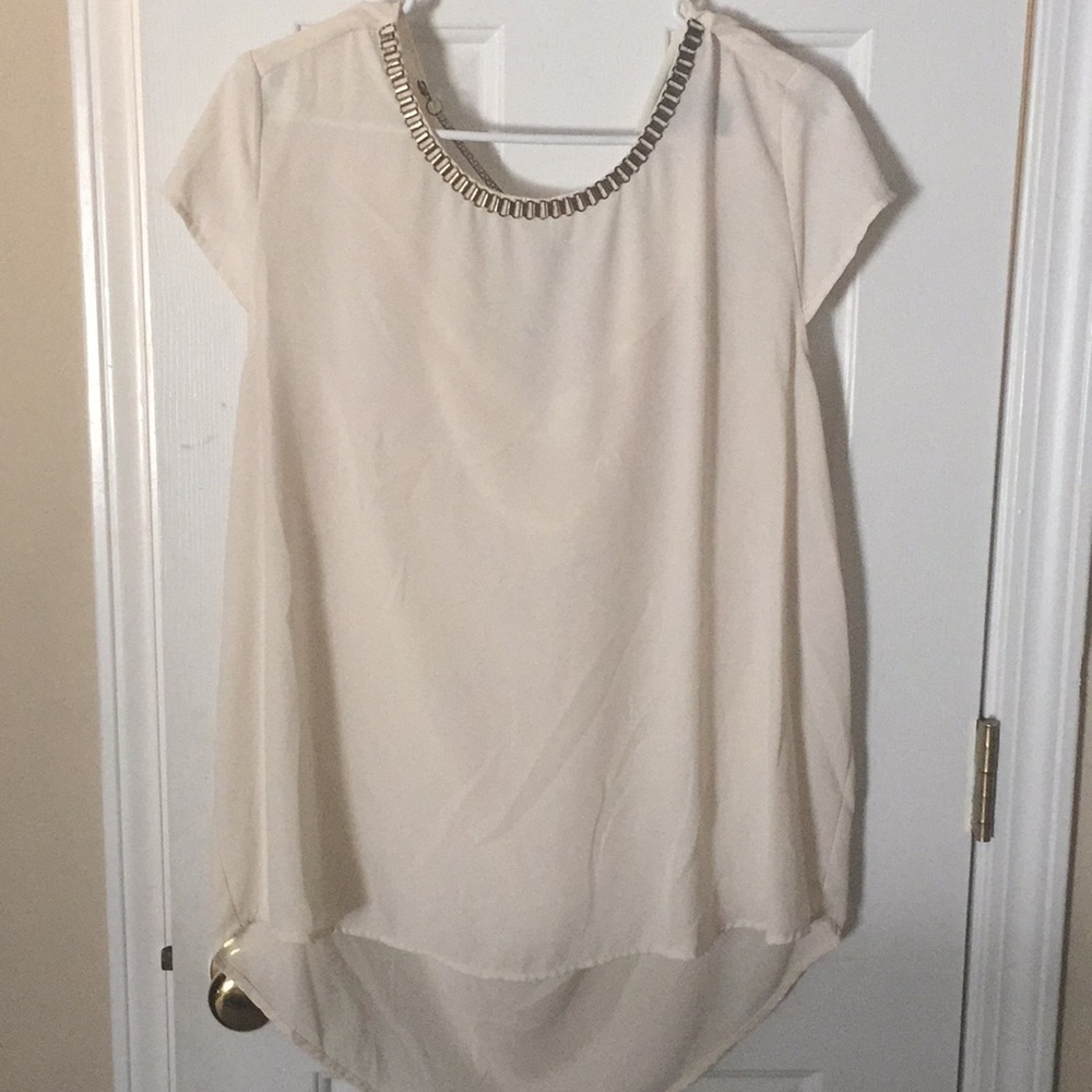 Beautiful high-lo blouse with chain detail